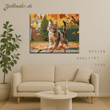 Verspieltes Tabby-Kätzchen in Autumn Leaf Drop | Malen nach Zahlen-Zahlmaler.de